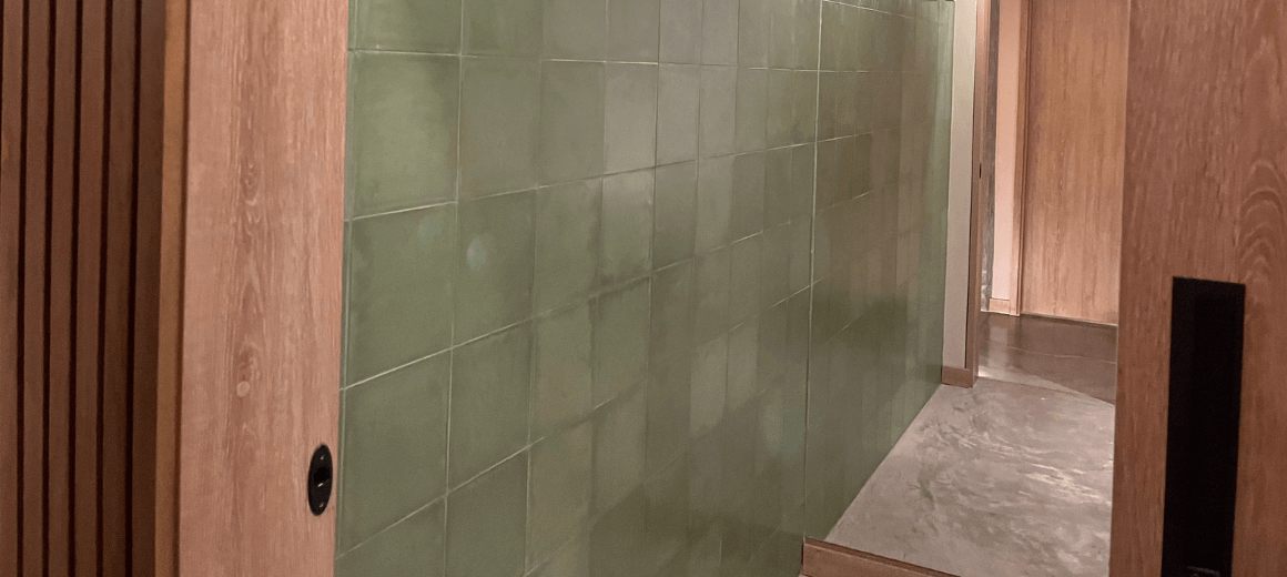Obra con baldosa cuadrada lisa