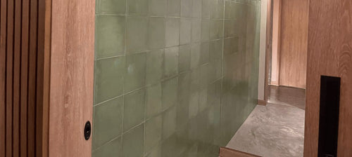 Obra con baldosa cuadrada lisa